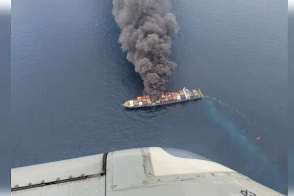 भारतीय नौसेना ने केरल में सिंगापुर के मालवाहक जहाज के क्रू को बचाया