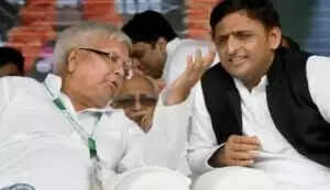 अखिलेश यादव की लालू प्रसाद यादव से पटना में मुलाकात
