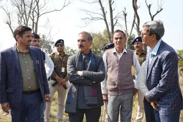 मुख्यमंत्री सुक्खू ने हमीरपुर में हेलीपोर्ट और बस अड्डे का किया निरीक्षण