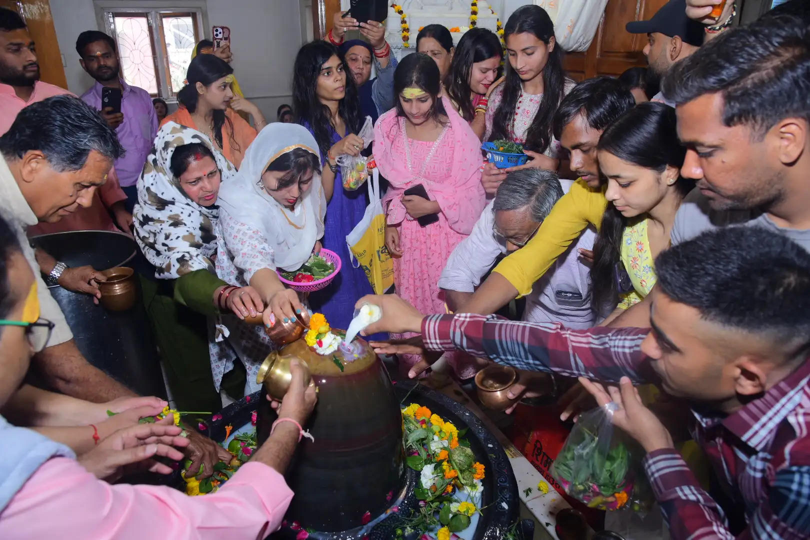 हनुमान सेतु मंदिर में महाशिवरात्रि के अवसर पर शिव पूजन करते श्रद्धालु