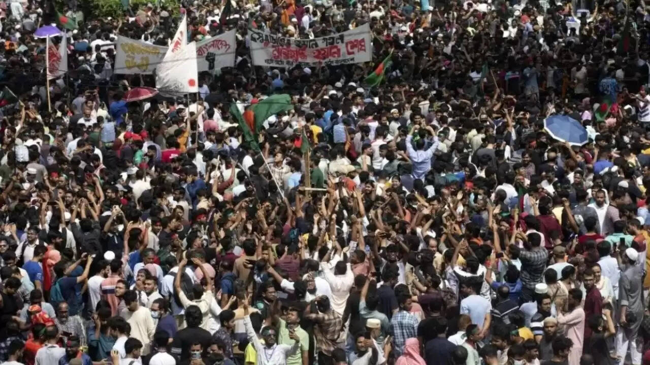 ढाका में भड़के विरोध: पूर्व प्रधानमंत्री शेख हसीना को फांसी की मांग