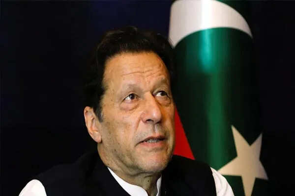 पाकिस्तान में इमरान खान की मुश्किलें बढ़ीं, विपक्ष ने सेना का किया समर्थन