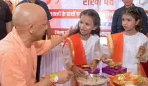 मुख्यमंत्री योगी आदित्यनाथ ने रक्षाबंधन पर बच्चियों के साथ मनाया त्योहार
