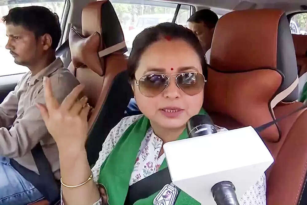 बिहार की राजनीति में रोहिणी आचार्य का बड़ा फैसला: परिवार से दूरी और राजनीति छोड़ने की घोषणा