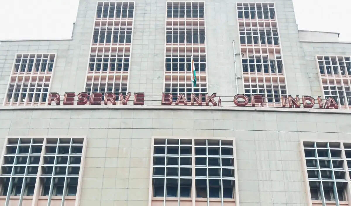 आरबीआई ने बैंकिंग प्रणाली से 2 लाख करोड़ रुपये की नकदी निकाली