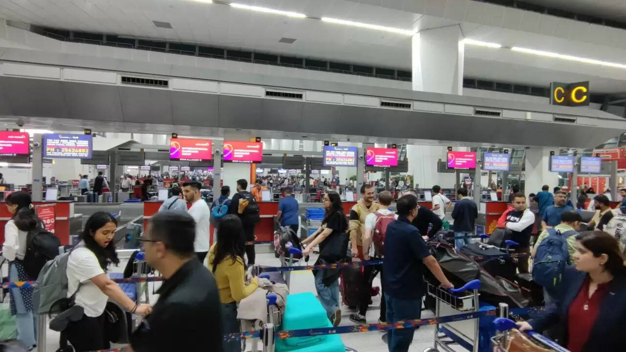 दिल्ली एयरपोर्ट पर ATC सिस्टम में तकनीकी खराबी: 100 से अधिक उड़ानें प्रभावित