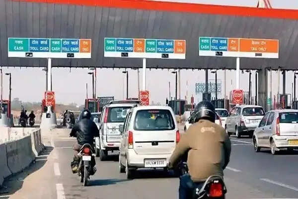 सरकार ने स्पष्ट किया: टोल प्लाजा पर दोपहिया वाहनों से नहीं लिया जाएगा शुल्क
