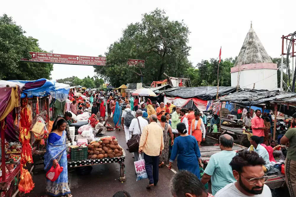 प्रयागराज में हरतालिका तीज पर महिलाओं ने गंगा में लगाई डुबकी