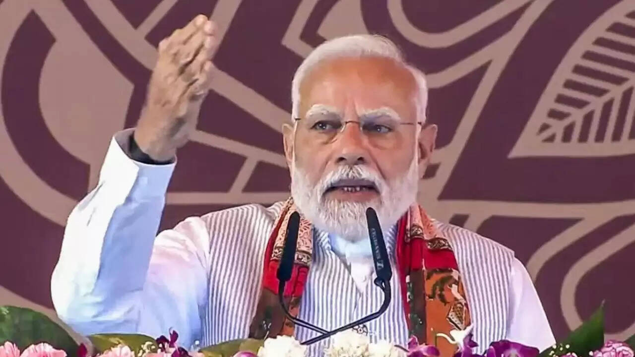 वाराणसी में पीएम मोदी का ऐतिहासिक दौरा: 2200 करोड़ की विकास परियोजनाओं का शिलान्यास