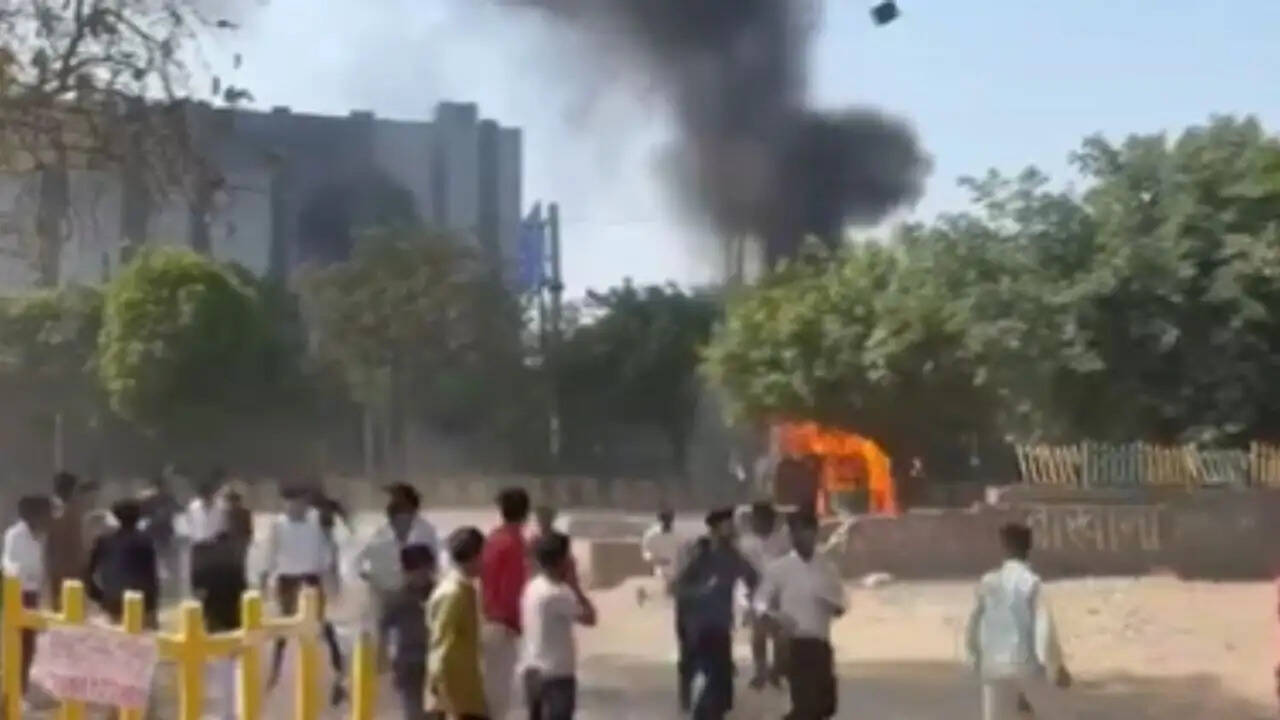 नोएडा और फरीदाबाद में श्रमिकों के प्रदर्शन से उठी सैलरी बढ़ोतरी की मांग