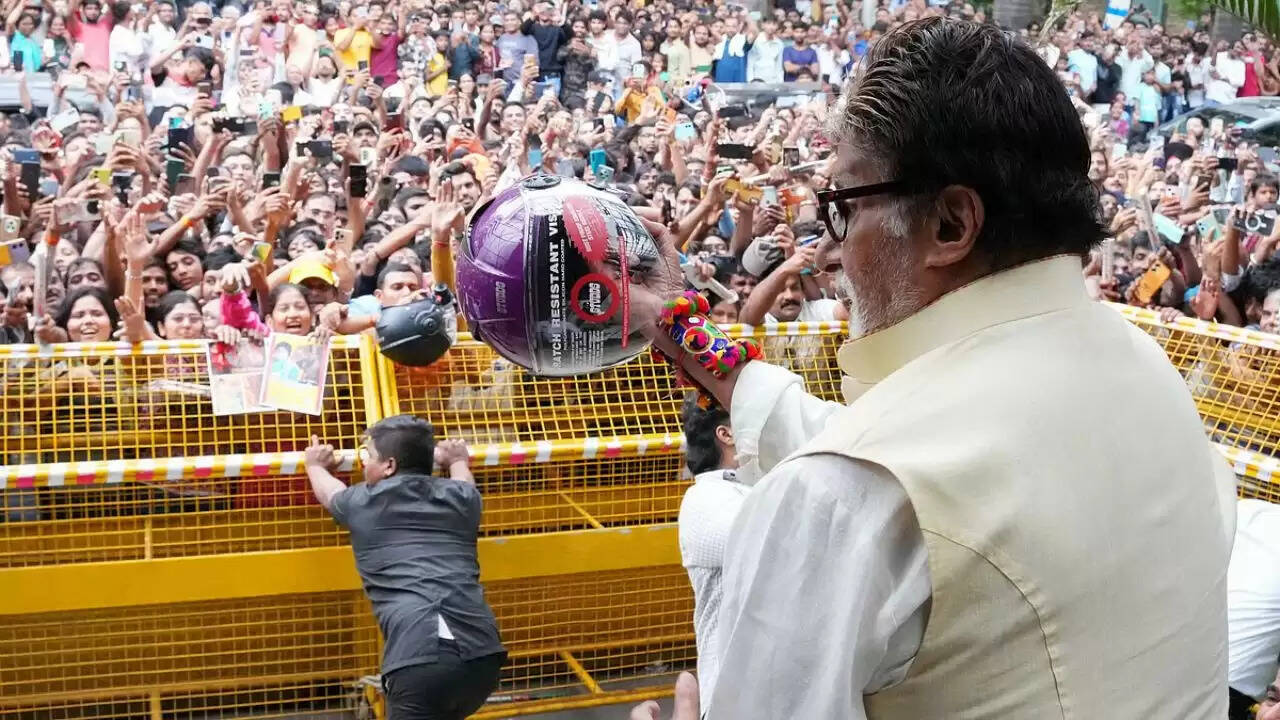 अमिताभ बच्चन ने नवरात्रि पर प्रशंसकों को बांटे हेलमेट और डांडिया स्टिक्स