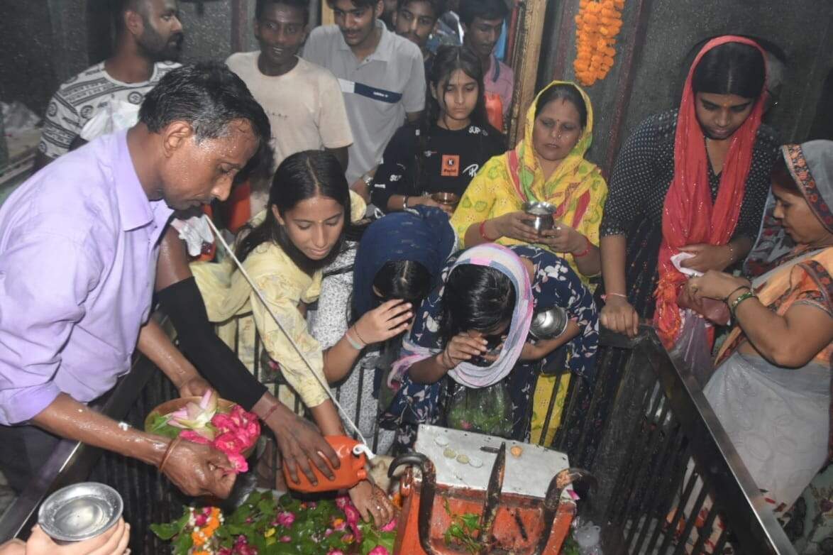 शिवरात्रि पर शिवालयों में हुआ भगवान आशुतोष का जलाभिषेक