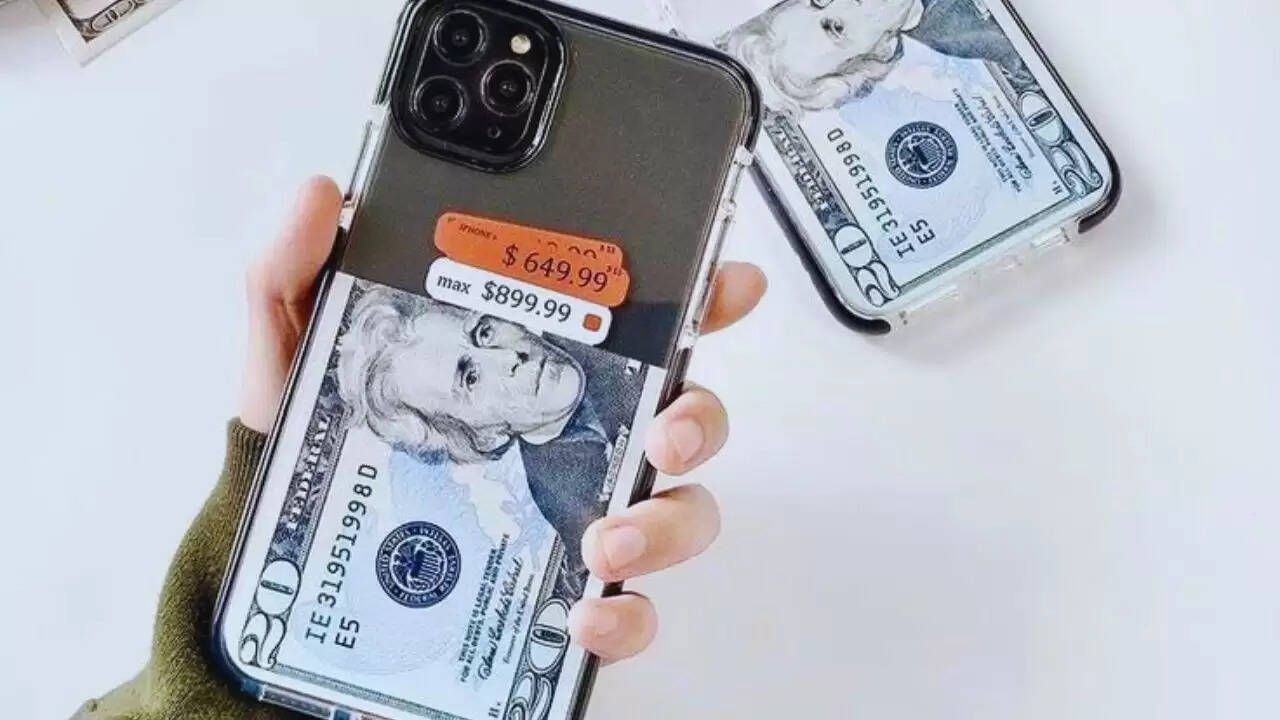 क्या आपके स्मार्टफोन के बैक कवर में पैसे रखना है खतरनाक? जानें विशेषज्ञों की राय