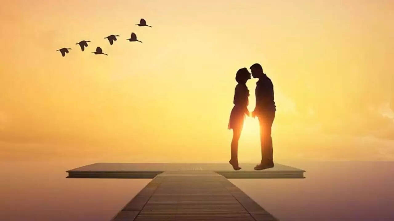 किस करने की आदत: इंसानों ने इसे कब और कैसे सीखा?