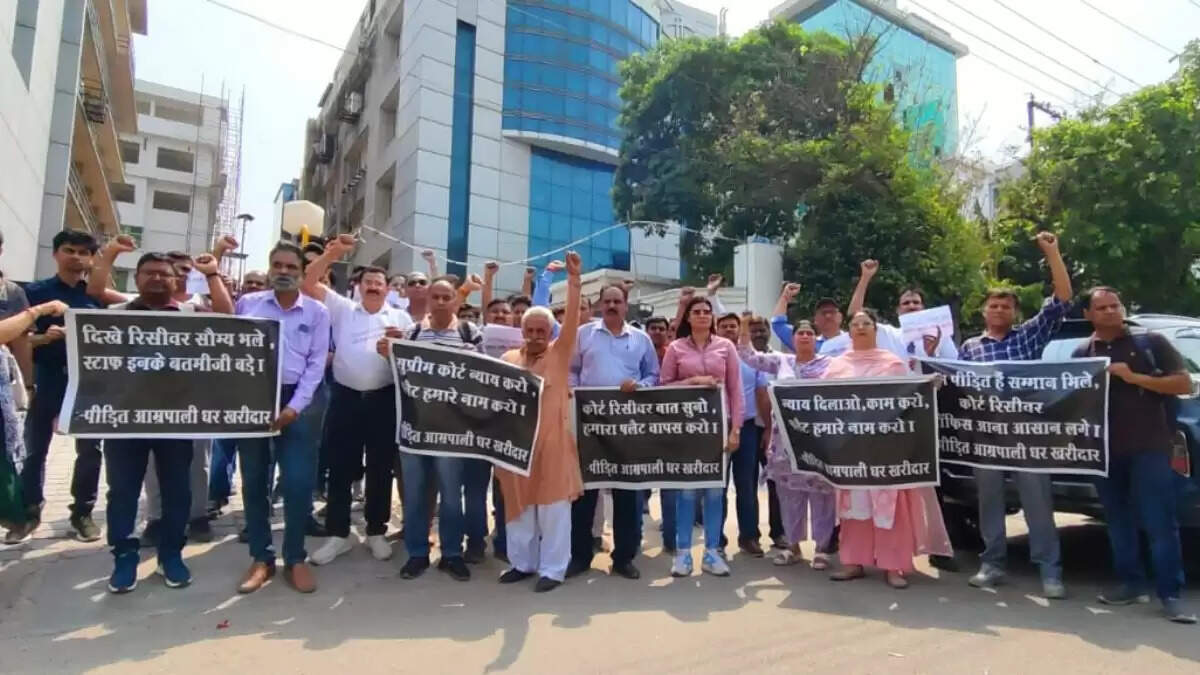 ग्रेटर नोएडा में फ्लैट खरीदारों का कोर्ट रिसीवर ऑफिस के बाहर प्रदर्शन
