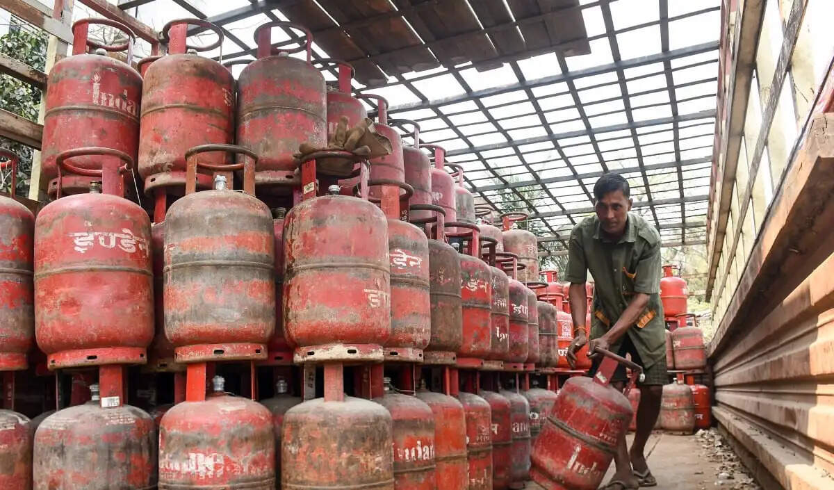 वाणिज्यिक LPG की कीमतों में वृद्धि, घरेलू दरें स्थिर