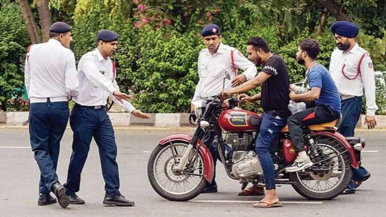दिल्ली में ट्रैफिक नियमों में सख्ती: जुर्माना और लाइसेंस निलंबन की तैयारी