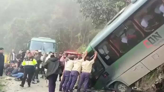 दक्षिणी पेरू में बस दुर्घटना में 37 लोगों की जान गई