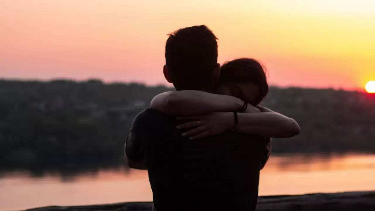 चीन में 'हग थेरेपी' का नया ट्रेंड: जानें कैसे मिलते हैं 'मैन मम्स'?