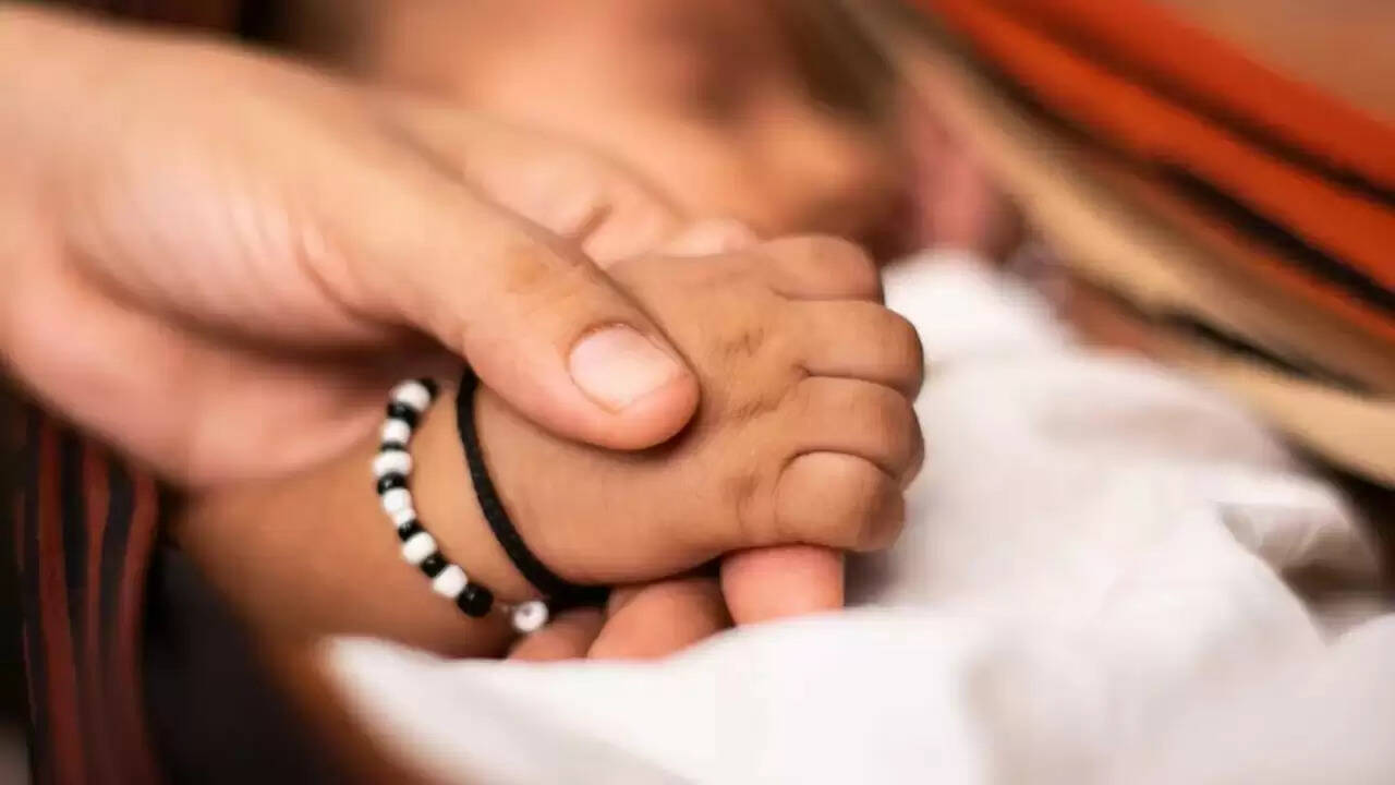 कर्नाटक में छात्रा ने स्कूल शौचालय में दिया बच्चे को जन्म, प्रशासन पर उठे सवाल