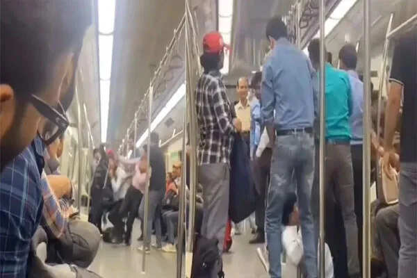 दिल्ली मेट्रो में यात्रियों के बीच हुई जोरदार लड़ाई का वीडियो वायरल