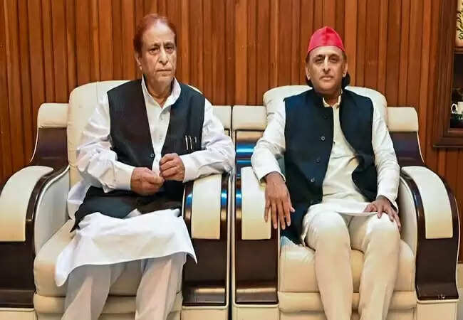 आज़म खान की अखिलेश यादव से मुलाकात ने बढ़ाई राजनीतिक हलचल