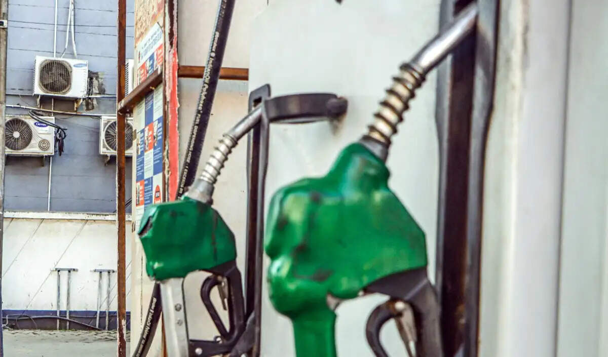 पाकिस्तान में पेट्रोल और डीजल की कीमतों में ऐतिहासिक वृद्धि