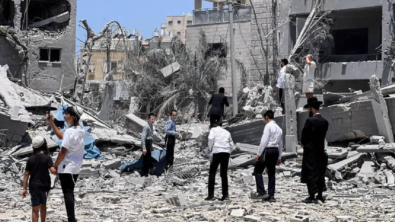 ईरान की नई तस्वीरें: क्या दिखा रहा है यह नया चित्रण?