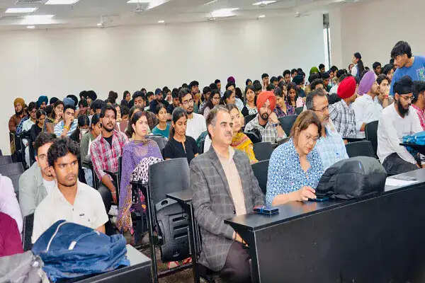 भारतीय शिक्षा दृष्टि: ज्ञान के साथ संस्कार और नैतिक मूल्यों का विकास