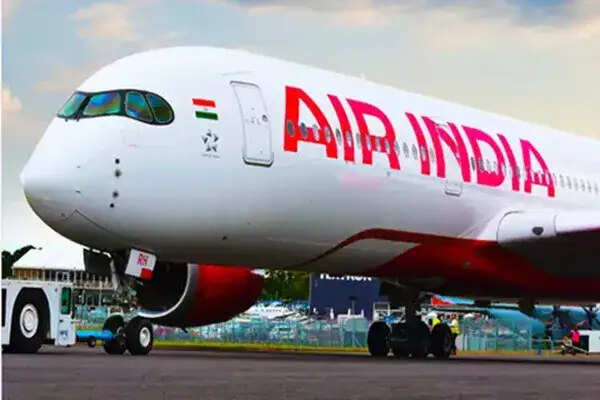 राजकोट एयरपोर्ट पर एयर इंडिया की उड़ान को पक्षी टकराने से बचाया गया