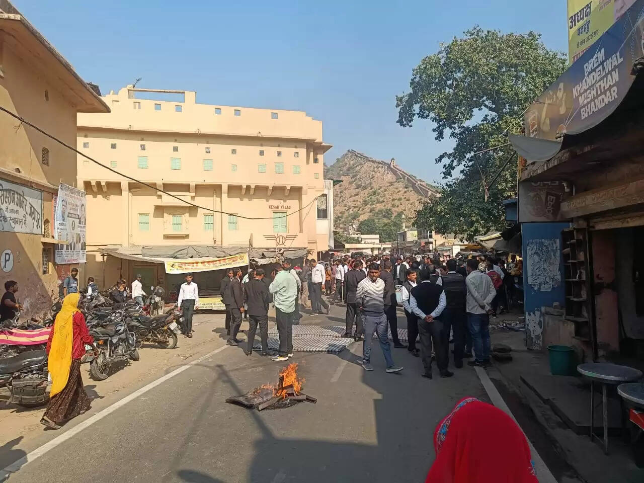 वकील से मारपीट मामले में आमेर कोर्ट के बाहर प्रदर्शन कर वकीलों ने किया रास्ता जाम