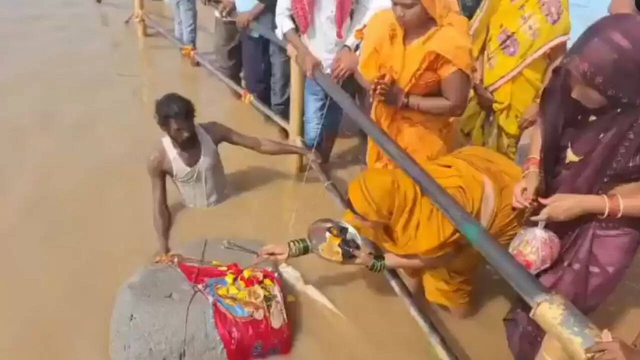 गंगा में तैरता पत्थर: चमत्कार या विज्ञान?