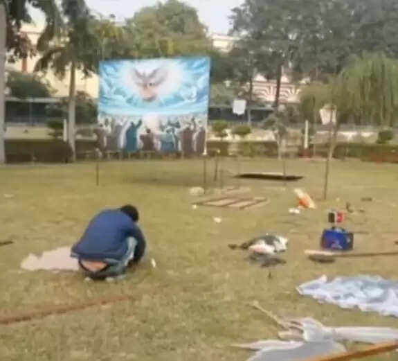 आगरा -प्रार्थना, कैरोल सिंगिंग और सतरंगी रोशनी के साथ आज रात जन्मेगें प्रभु यीशु