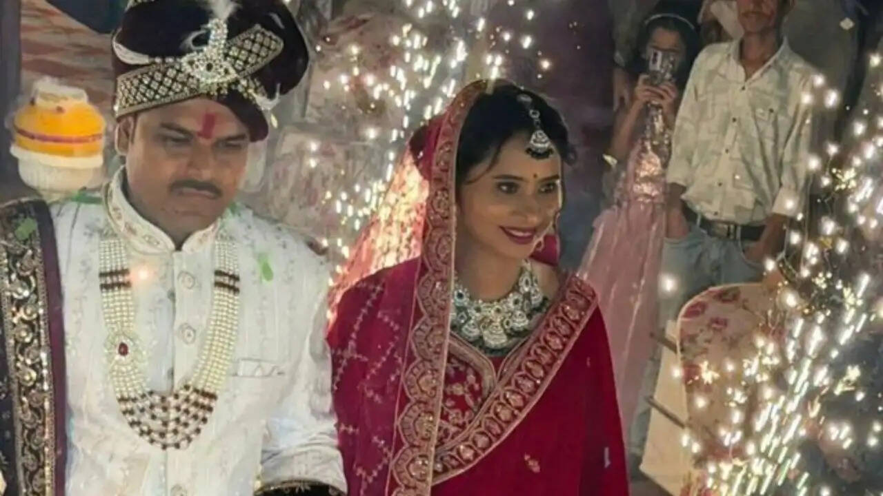 जेल की दीवारों के बीच पनपी प्रेम कहानी: धर्मेंद्र और फिरोजा की शादी