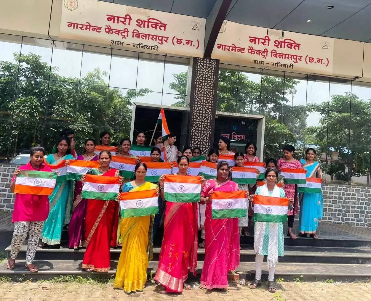 तिरंगा निर्माण में जुटीं गनियारी की मह‍िलाएं, मिला डेढ़ लाख झंडों का ऑर्डर