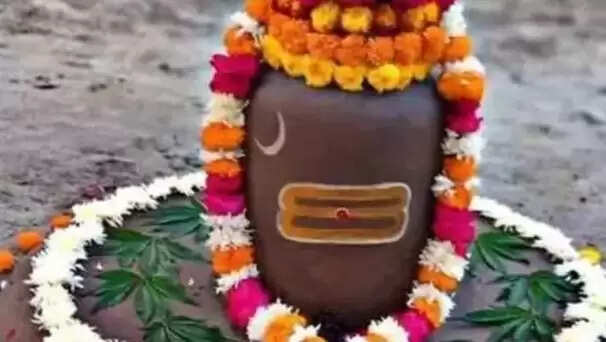 सावन के अंतिम सोमवार पर शिवलिंग का जलाभिषेक: विशेष अवसर और धार्मिक महत्व