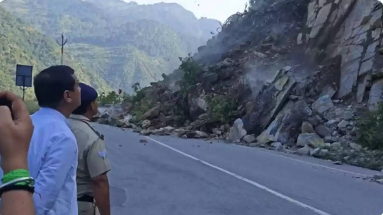 उत्तराखंड में भूस्खलन से जनजीवन प्रभावित, बीजेपी सांसद बाल-बाल बचे