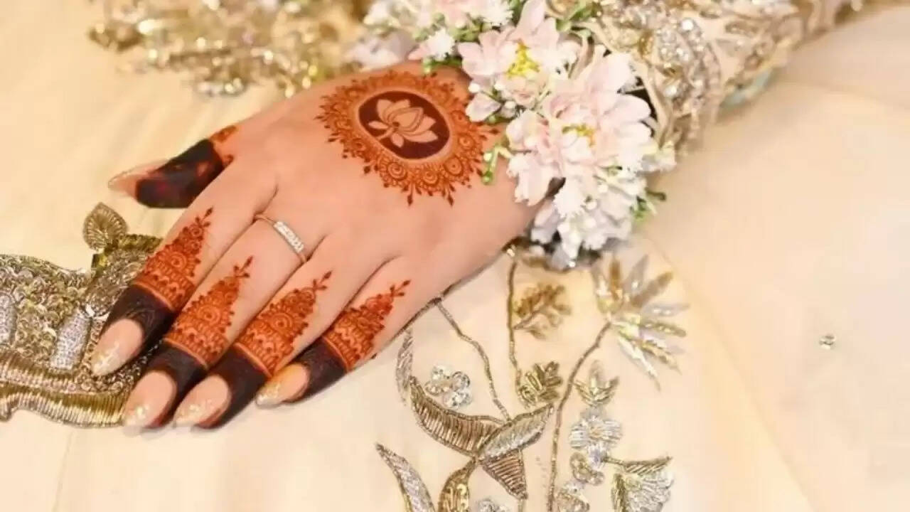 दिवाली पर मेहंदी के अनोखे डिज़ाइन: अपने हाथों को सजाने के लिए बेहतरीन आइडियाज