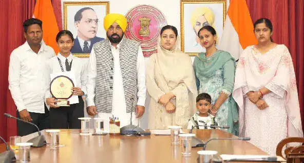 पंजाब के मुख्यमंत्री ने आठवीं कक्षा के टॉपर्स को सम्मानित किया
