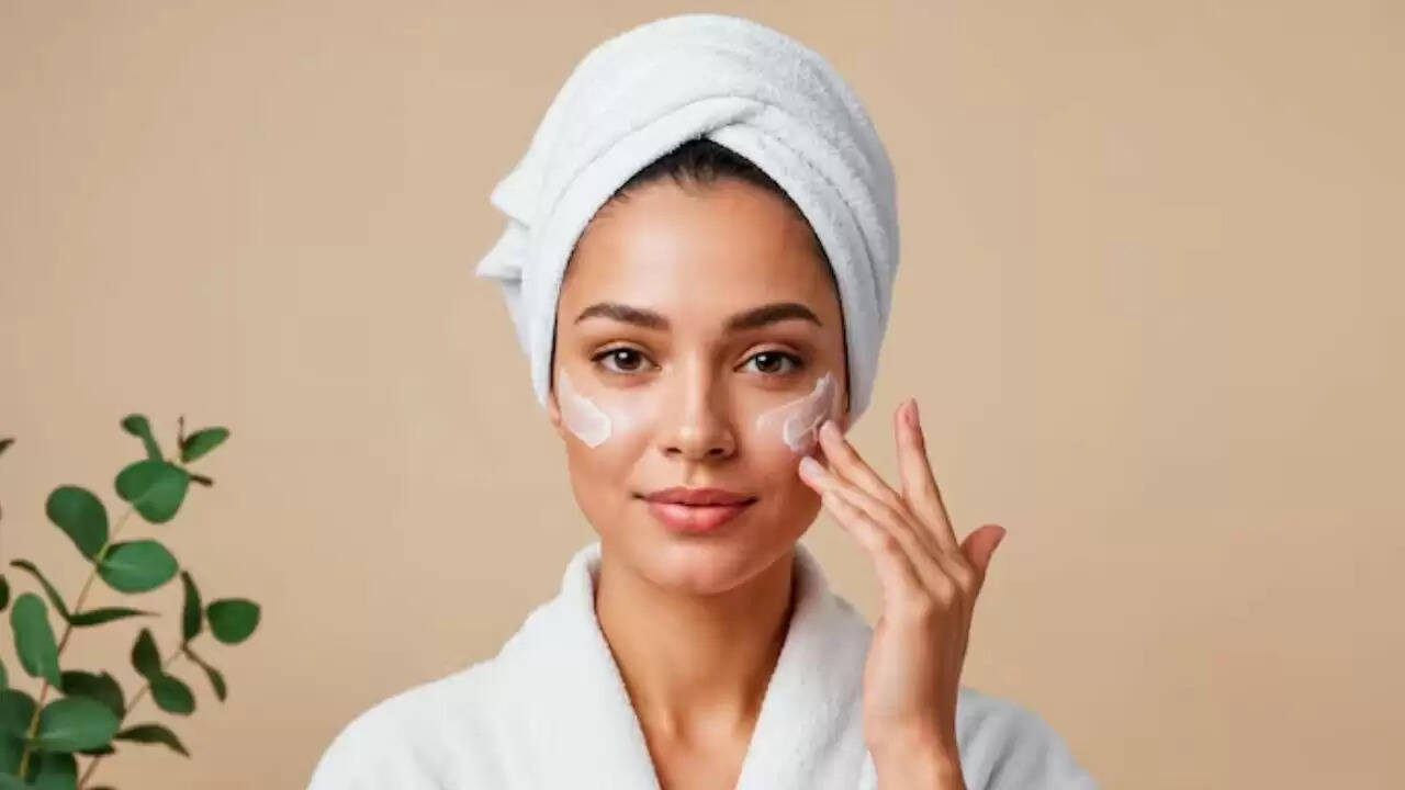ग्लोइंग स्किन के लिए वायरल स्किन केयर ट्रेंड्स: सच या मिथक?