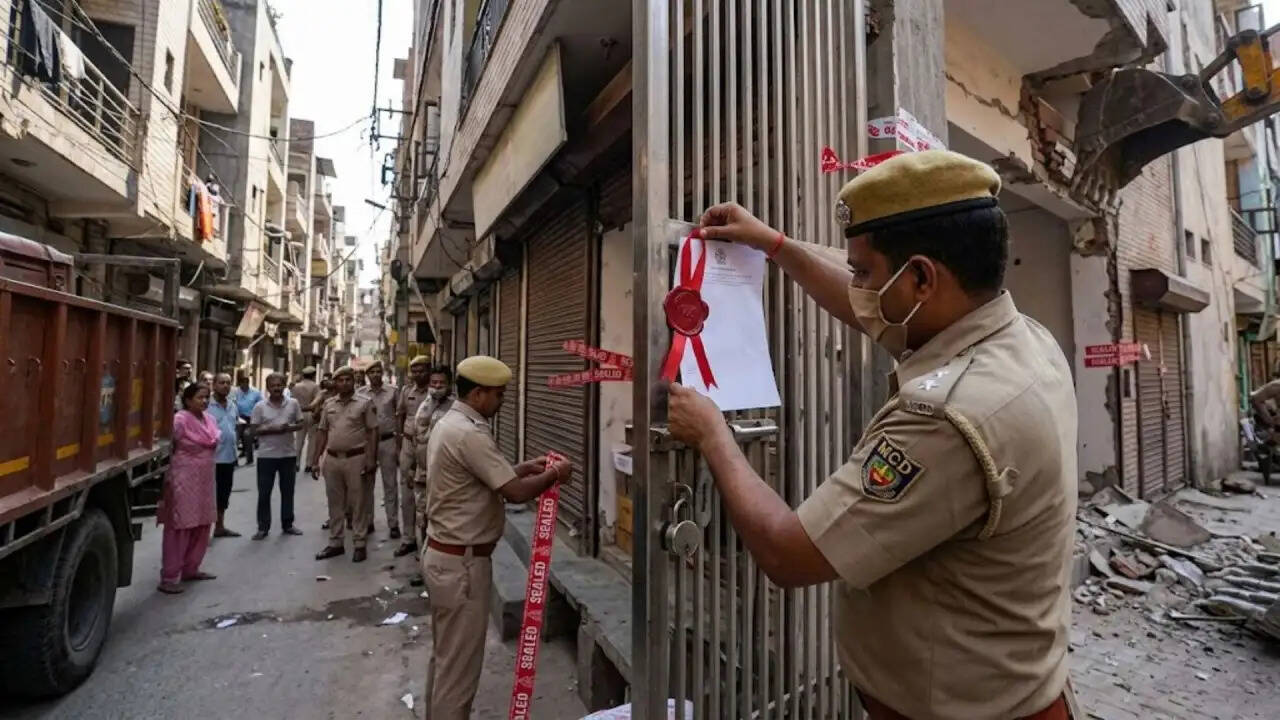 दिल्ली में अवैध निर्माणों पर प्रशासन का सख्त एक्शन: 22 मौतों के बाद शुरू हुआ अभियान