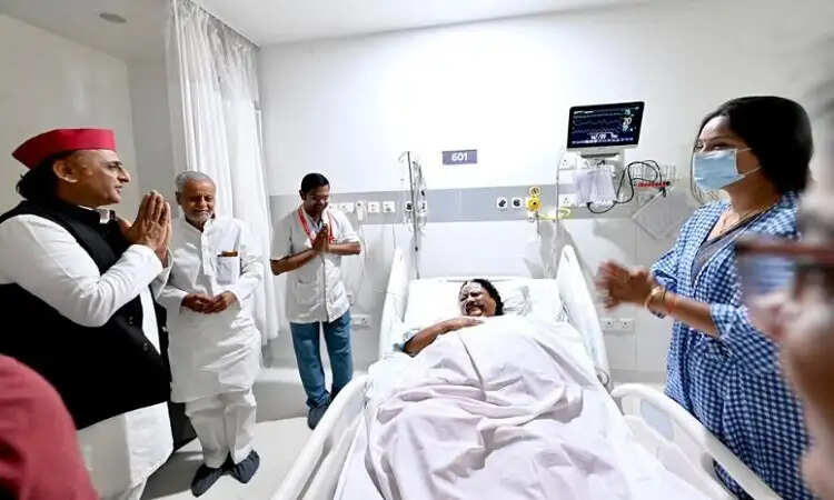 अखिलेश यादव ने भाजपा विधायक से मिलकर की स्वास्थ्य की कामना