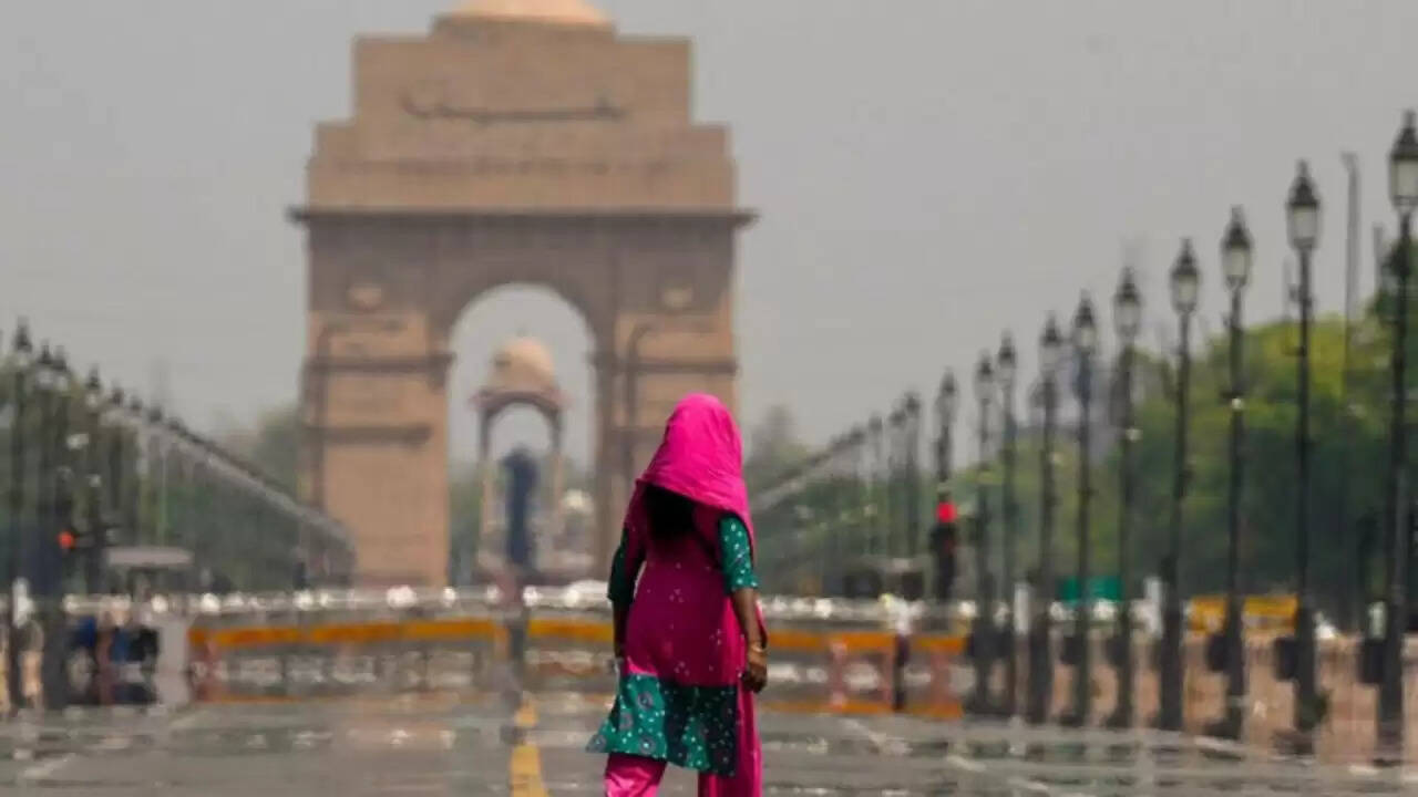 दिल्ली में गर्मी का कहर: तापमान ने तोड़े सारे रिकॉर्ड, जानें क्या है मौसम का हाल