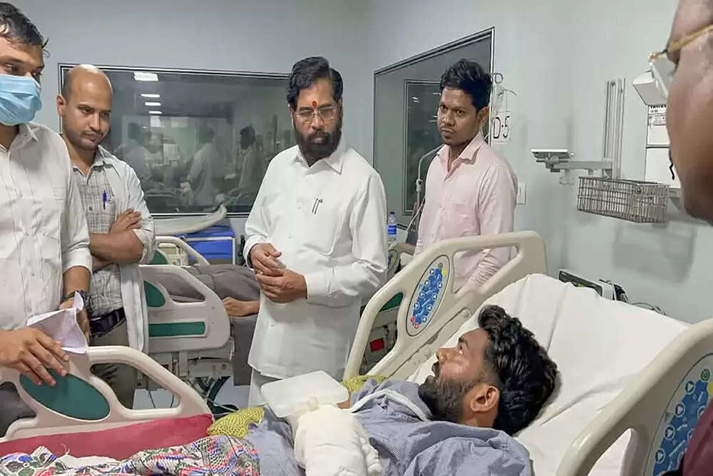गुजरात विमान दुर्घटना: शोक और सहायता की लहर