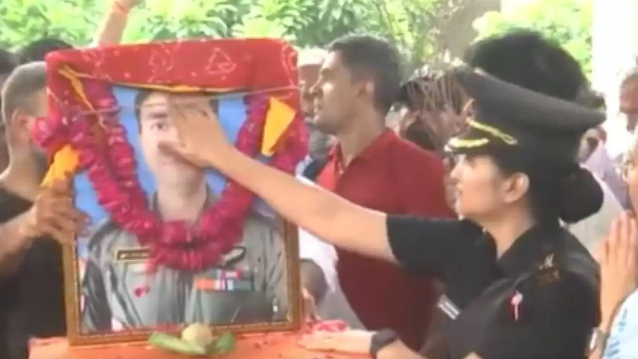 जयपुर में हेलीकॉप्टर दुर्घटना के शोक में लेफ्टिनेंट कर्नल दीपिका चौहान का भावुक विदाई