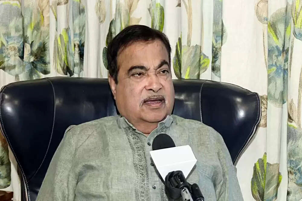 नितिन गडकरी ने ईंधन बचत के लिए बस से यात्रा की, प्रधानमंत्री की अपील का समर्थन