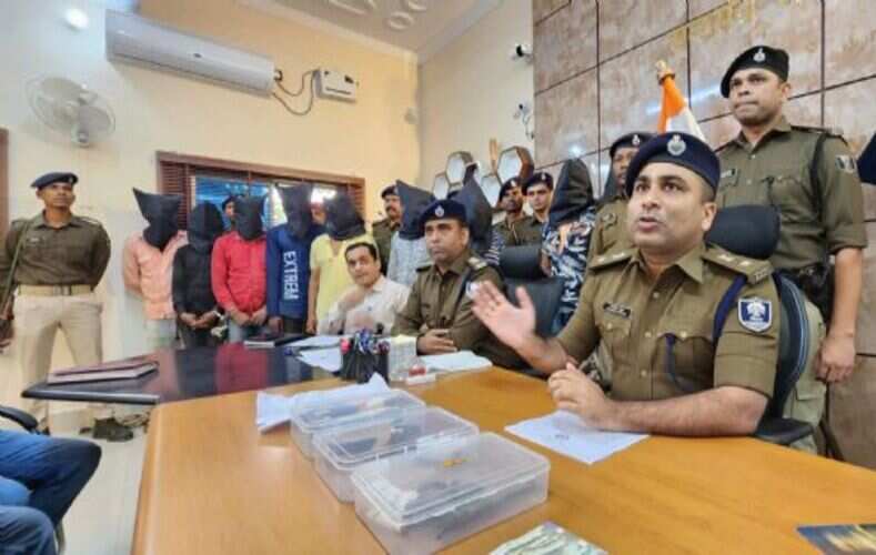बस लूट कांड के पांच सहित 9 अपराधी गिरफ्तार, दो राइफल एवं कारतूस बरामद