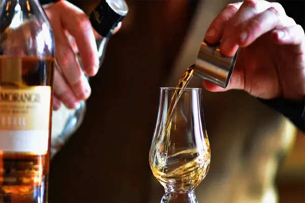 हवाई यात्रा में शराब ले जाने के नियम: जानें क्या करें और क्या न करें