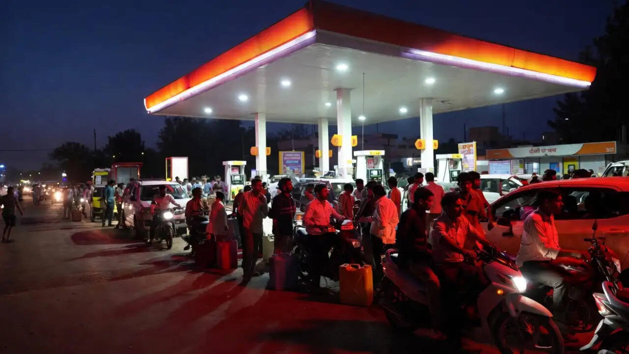 पेट्रोल और डीजल की कीमतों में वृद्धि की अफवाहें: सरकार ने किया खंडन