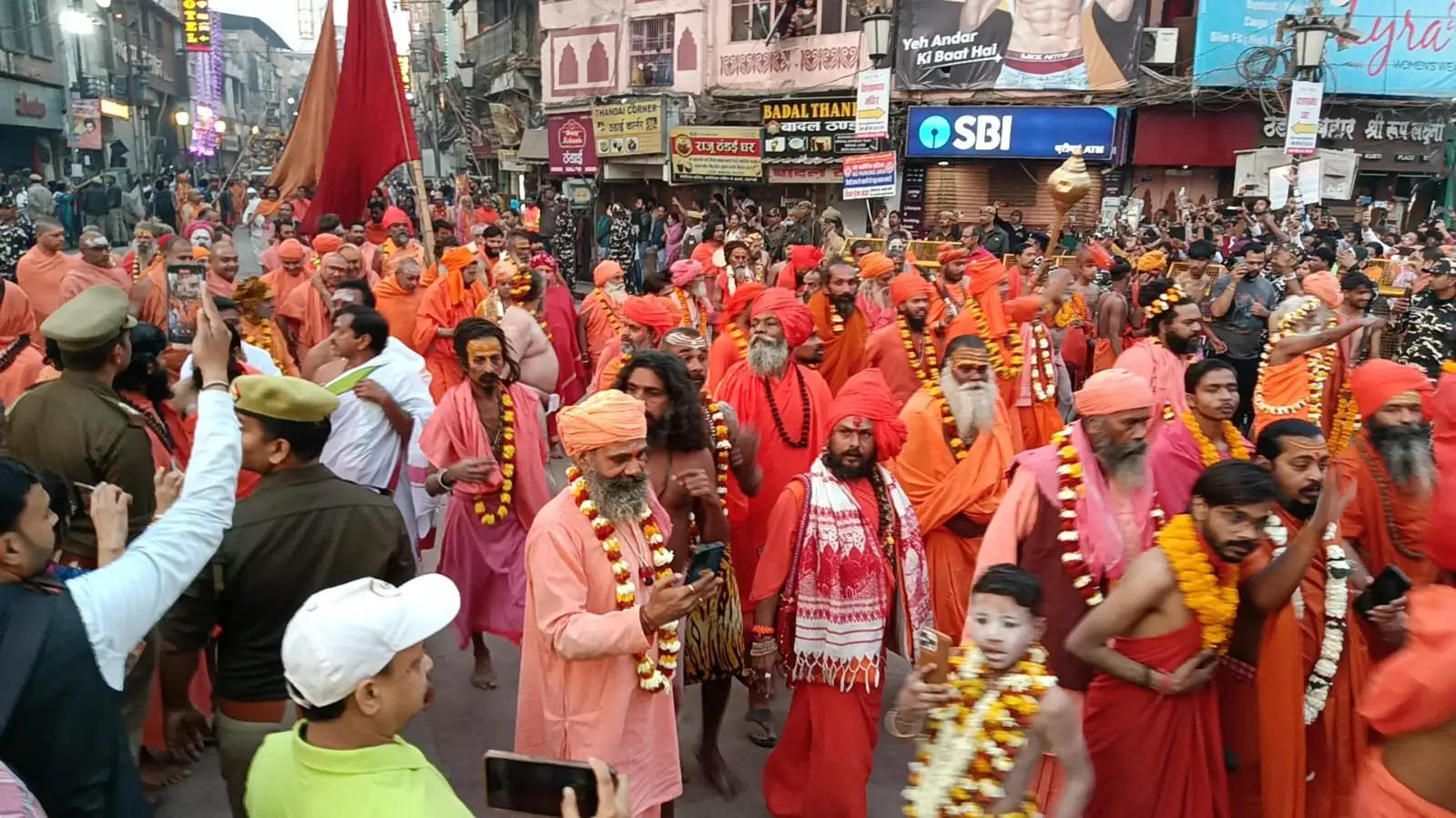 महाशिवरात्रि : काशी विश्वनाथ दरबार में शिवभक्तों पर हेलीकॉप्टर से पुष्पवर्षा